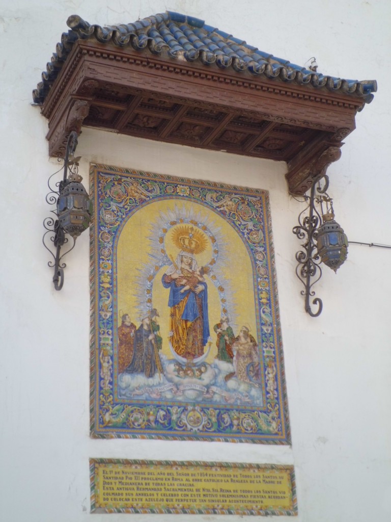 El azulejo de la Reina de Todos los Santos, en la fachada de Omnium Sanctorum