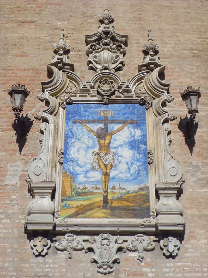 El retablo cerámico del Cristo de la Buena Muerte, en la Iglesia de la Anunciación