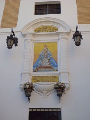 El retablo cerámico de la Virgen de los Reyes en la plaza que lleva su nombre
