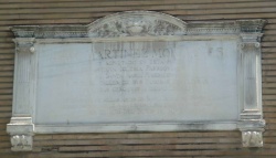 La lápida de Martínez Montañés, en la Plaza de la Magdalena
