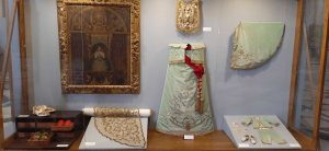 Exposición de piezas del ajuar de la Virgen de los Reyes y San Fernando